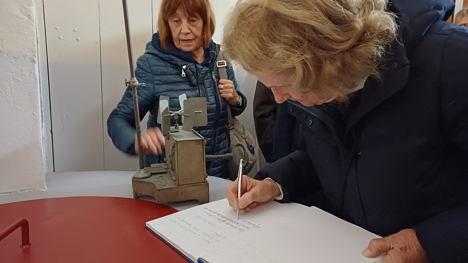 Maria Grazia Cabella Malvasia dalla Serra Gabrielli firma il registro delle visite 20251031 FirmaMGrazia