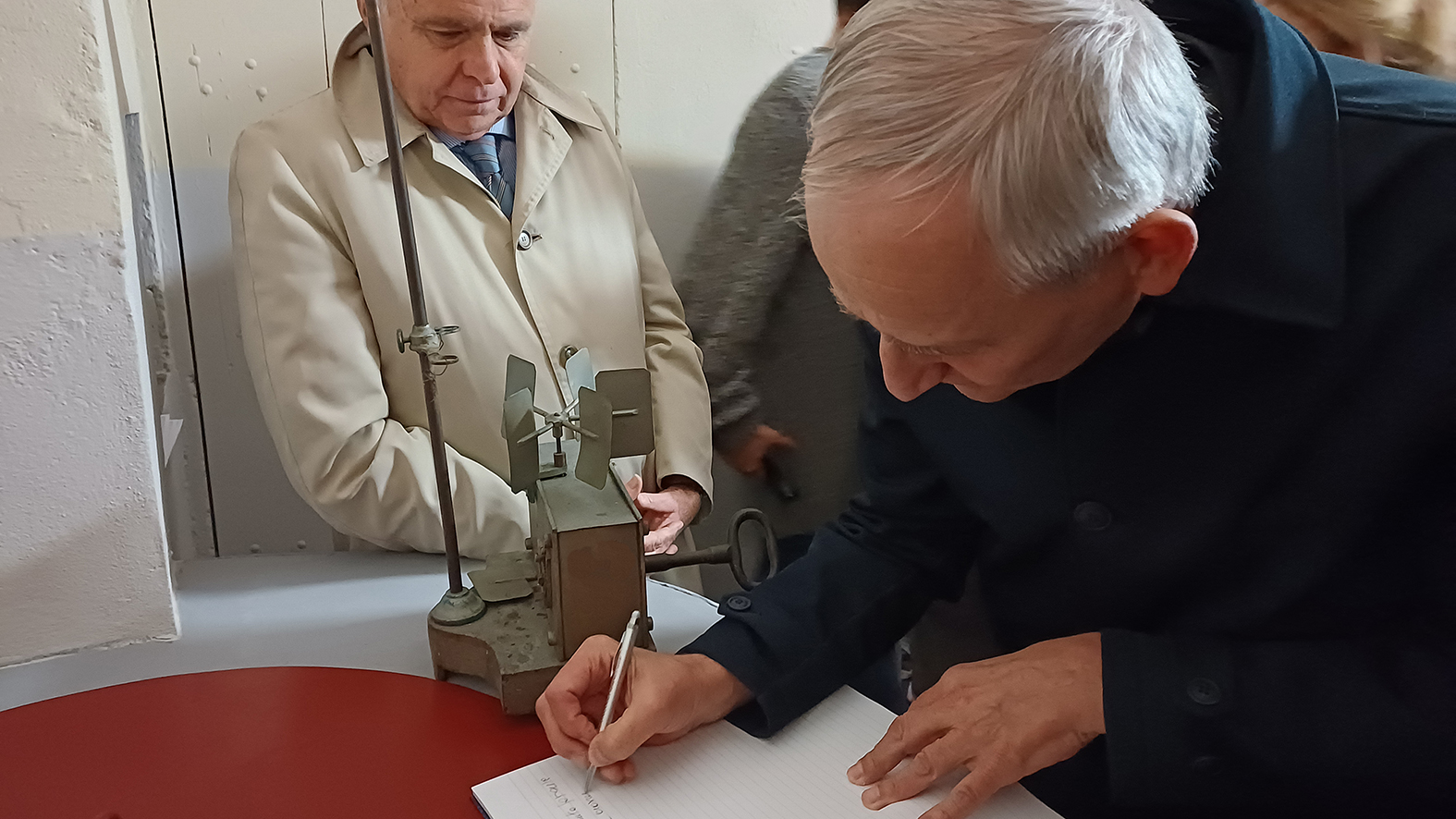 L'Arcivescovo Zuppi firma il registro delle visite 20251031 FirmaZuppi