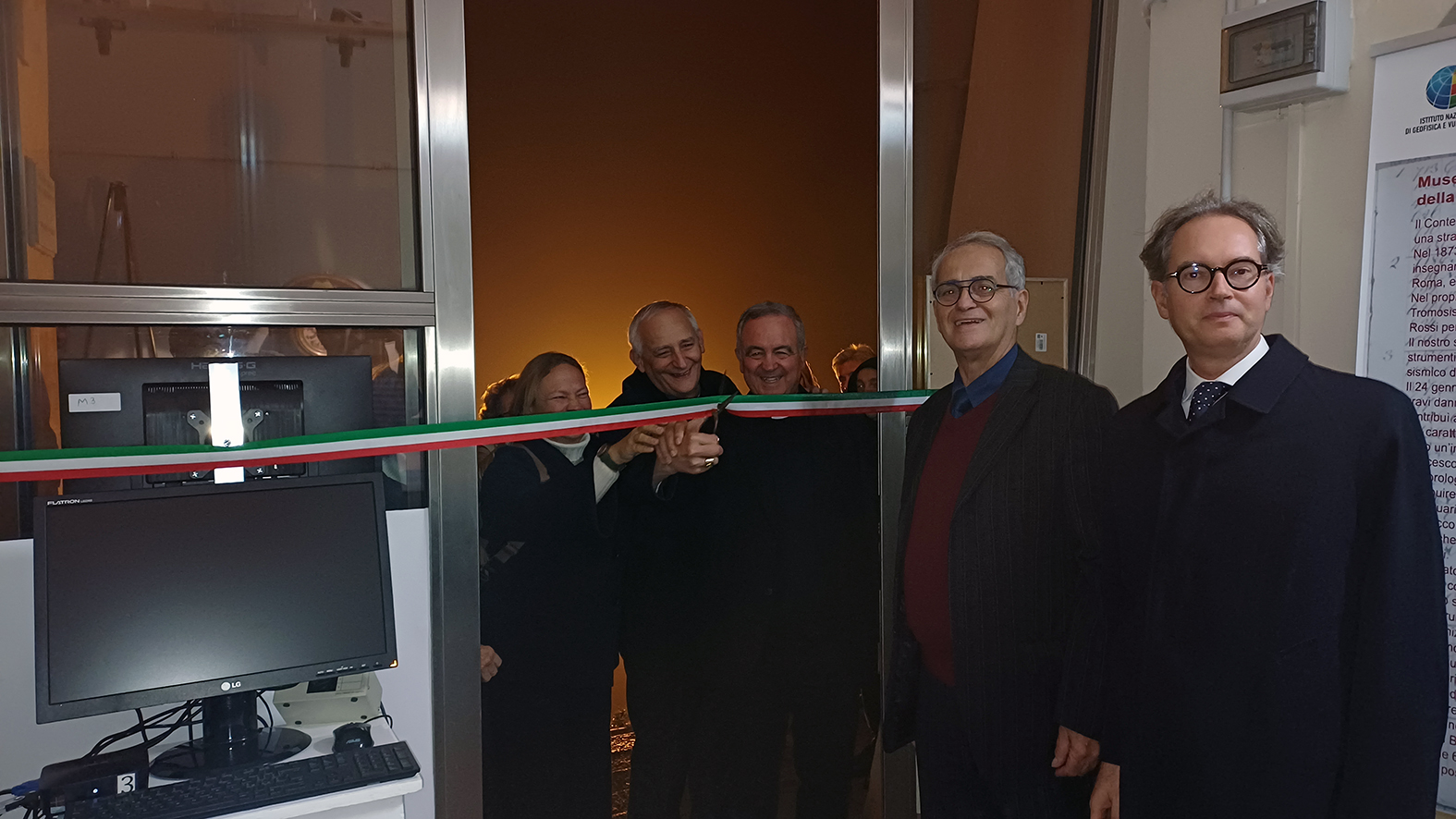 Taglio del nastro da parte dell'Arcivescovo Zuppi, di Riccarda Malvasia e Mons. Resca 20251031 TaglioNastro