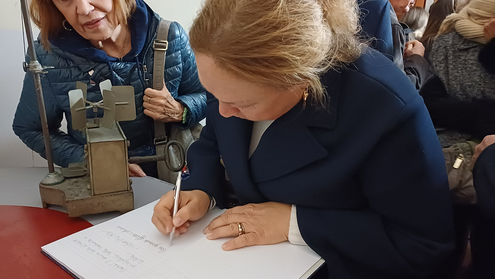 Riccarda Malvasia dalla Serra Gabrielli firma il registro delle visite 20251031 FirmaRiccarda